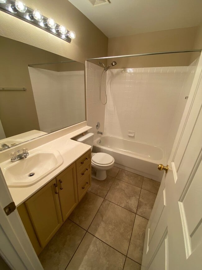 Building Photo - Beautiful one story 3 bed/2 bath home loca...