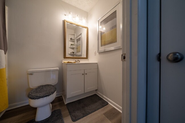 Building Photo - Furnished, remodeled 2BR near Nashville hospitals, all utilities and WiFi included, updated kitch...