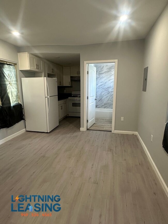 Building Photo - 5863 1/2 S West Blvd-5863 1/2D