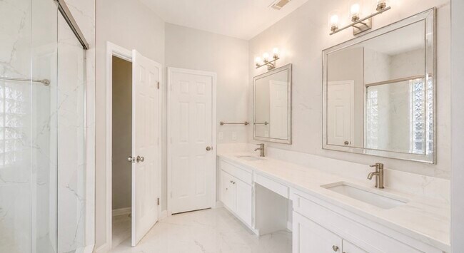 Building Photo - 423 Blossomwood Dr