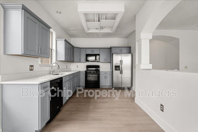 Building Photo - 1923 Bridgeview Cir