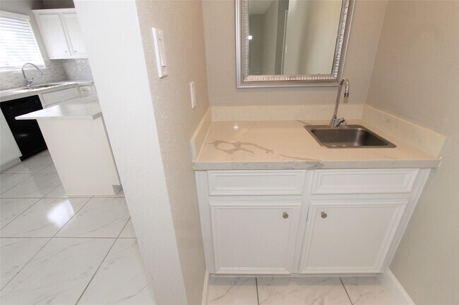 Building Photo - 4611 Silver Fox Dr