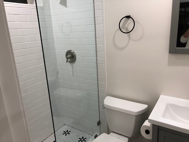bathroom - 202 39th St