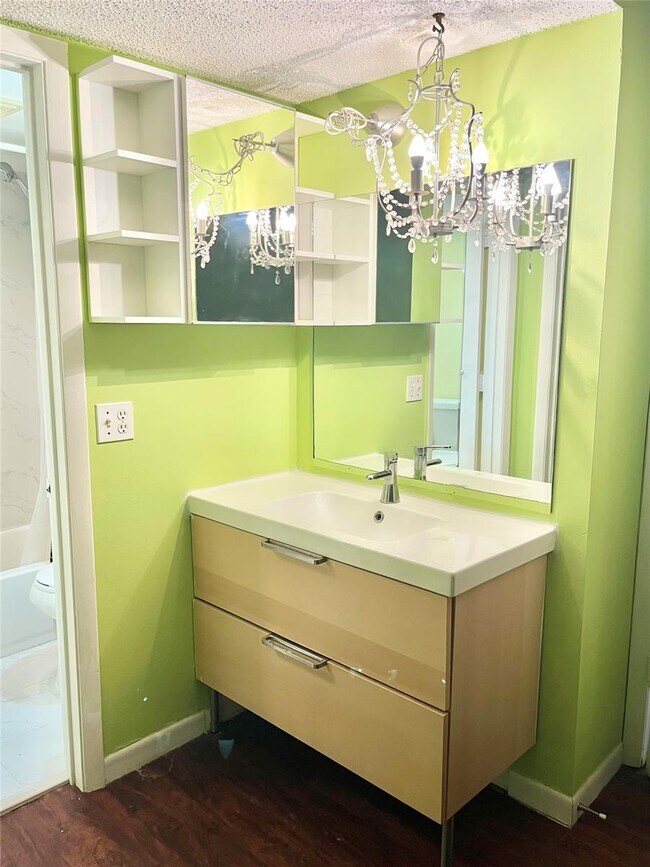 Building Photo - 700 SE 2nd Ave