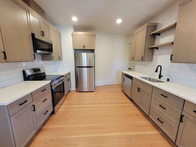 Building Photo - Don’t Miss This! Spacious 2 Bed, 2 Bath in North Portland