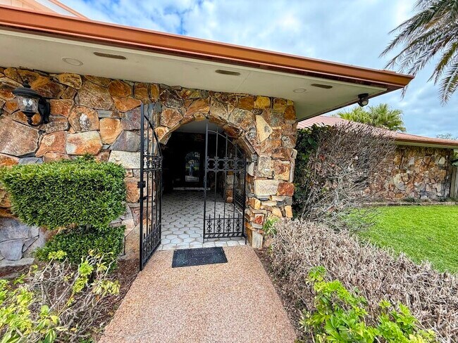 Building Photo - 465 SE Naranja Ave