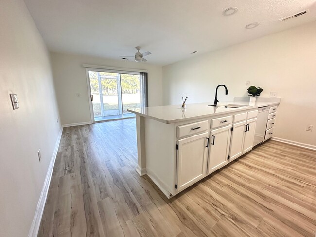 Building Photo - Newly updated 1 bedroom/1 bath condo in Ri...