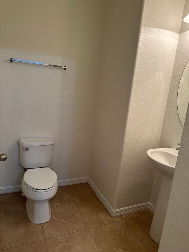 Building Photo - 3 Bedroom, 2.5 Bath Townhome in Gated Sanford Community – Pet Friendly