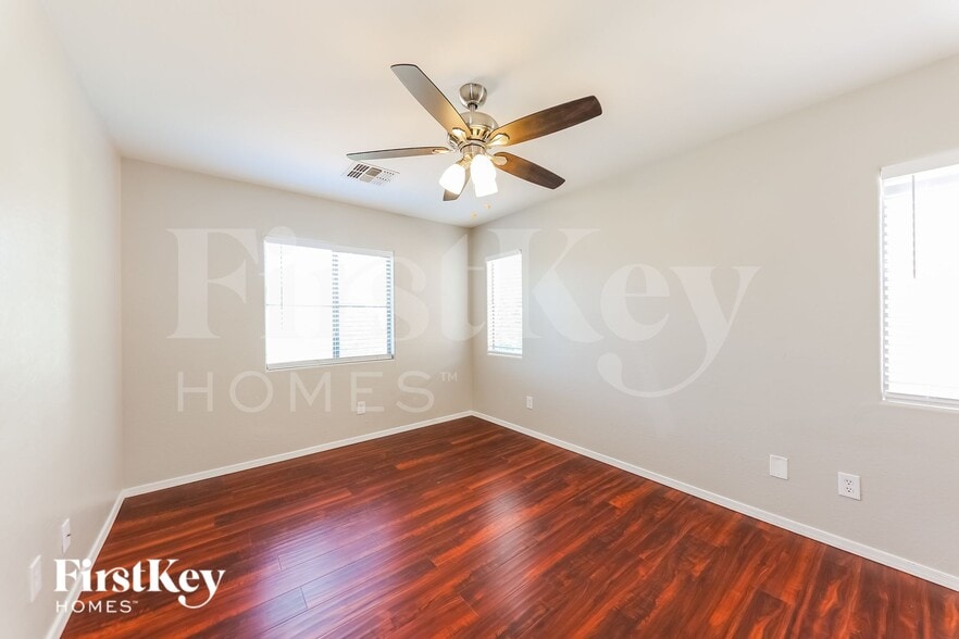 Building Photo - 4680 E Laurel Ave