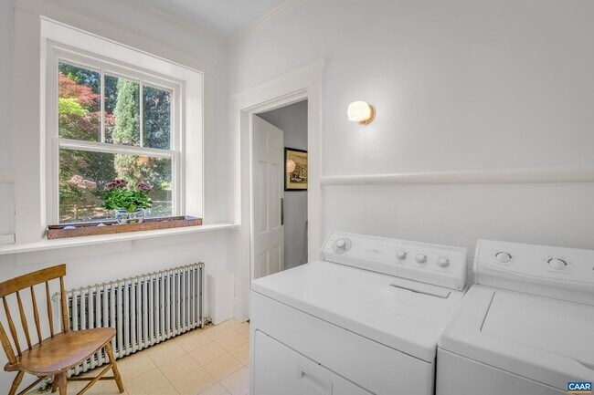 Building Photo - 502 Park Hill