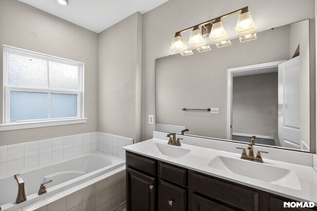 Building Photo - Spacious 4BR 3BA Townhome