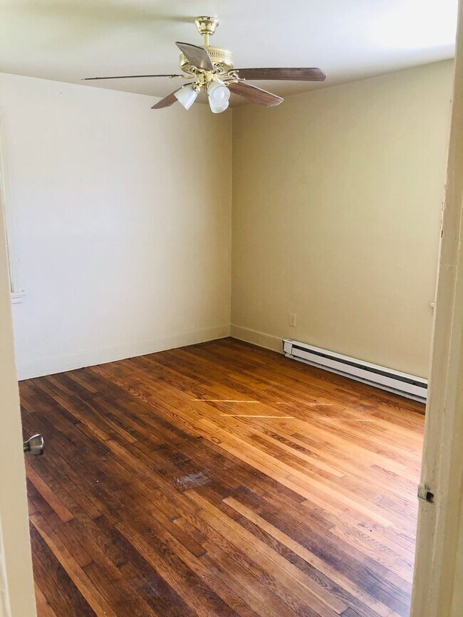 Building Photo - Adorable 3 bdrm/1bath House with Huge Back...