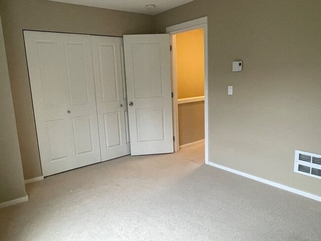 Building Photo - Stunning End Unit Townhome in desirable Redmond Ridge neighborhood; 2BD/2BA