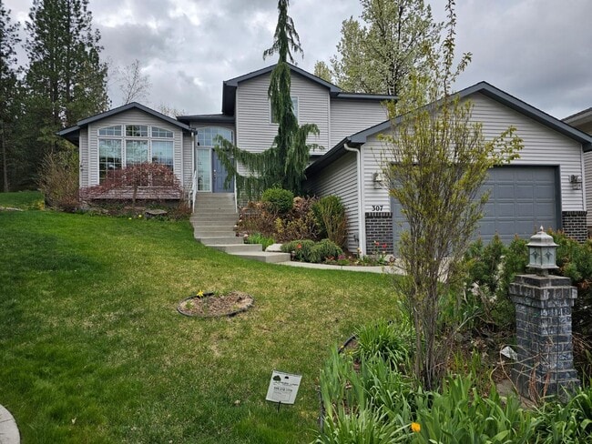 Building Photo - 4 bed/ 3 bath rental with a hot tub!