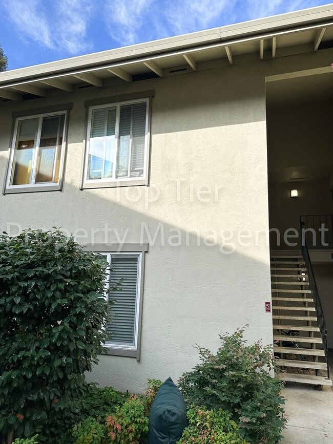 Building Photo - Meticulously renovated 2 Bd/1 Ba, 889 sf, ...