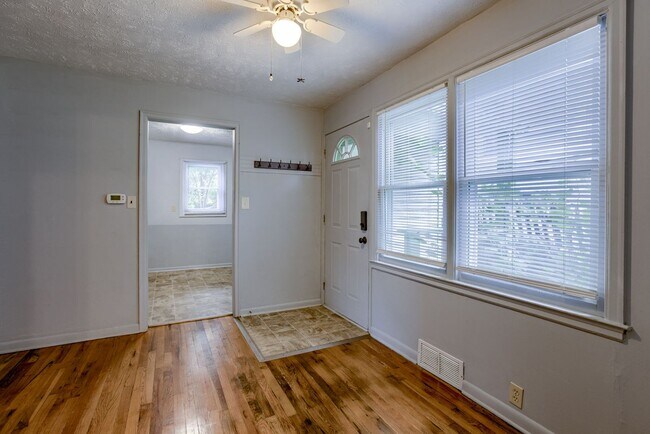 Building Photo - 2 Bedroom Benson Charmer!!