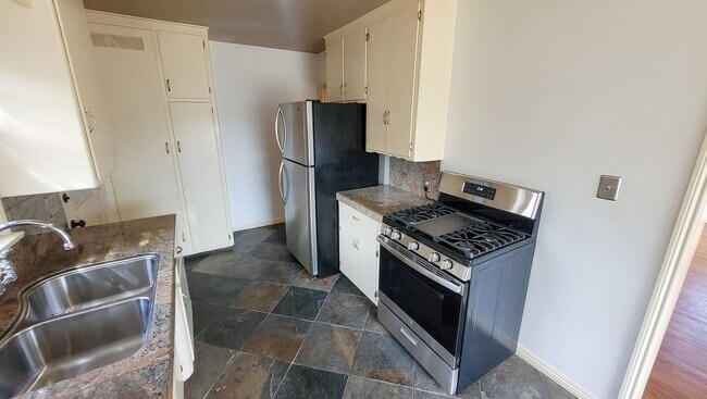 Building Photo - 1 Bed 1 Bath House Available Now!