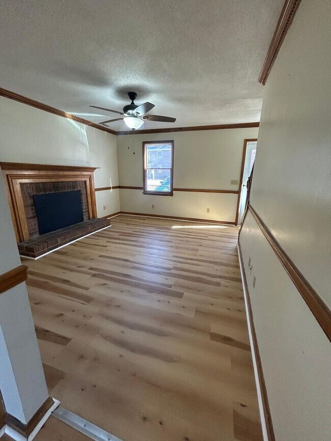 Building Photo - 10 Crescent Ln