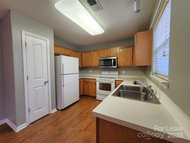 Building Photo - 6830 Babbling Brook Ln