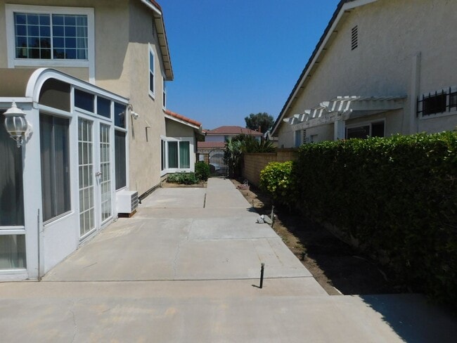 Building Photo - Spacious 4 bedroom 2.5 bath two soty house...