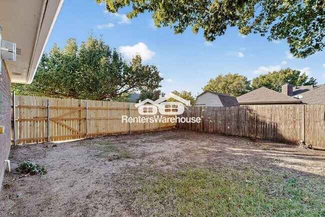 Building Photo - Completely Refreshed NRH Home Move IN Ready.