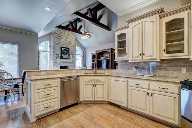 Building Photo - Luxury 5 Bedroom Home in Fairfax Estates + Safe Room + Memorial High + Easy Access to I-35