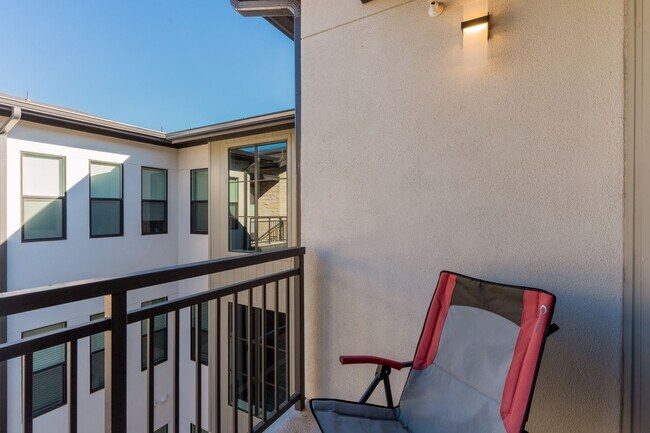 Building Photo - The Grove 2/2 Furnished