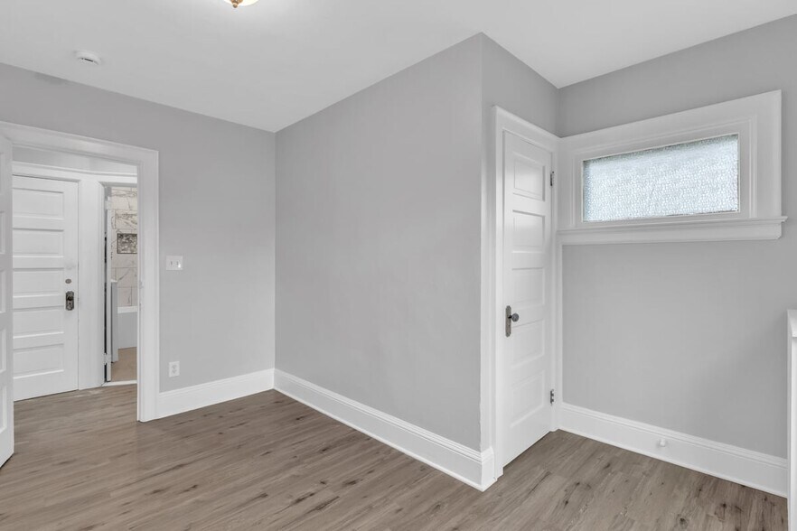 Building Photo - 80 E Hazeltine Ave