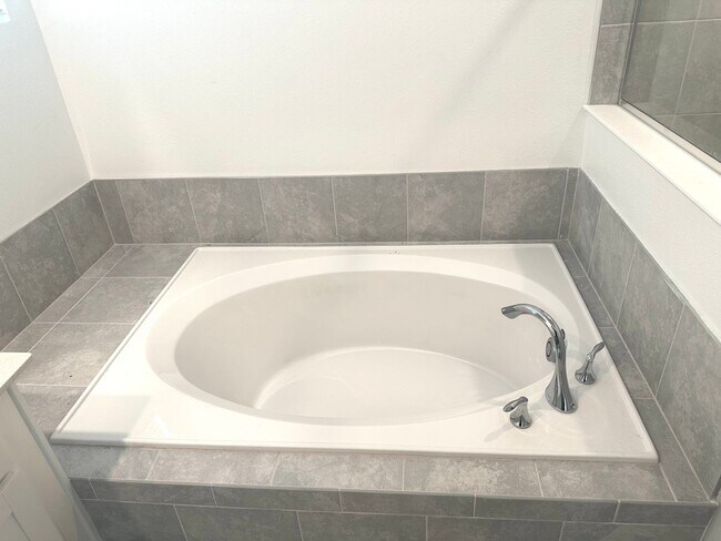 Building Photo - Champions Pointe 3 bed 2.5 bath Town home ...