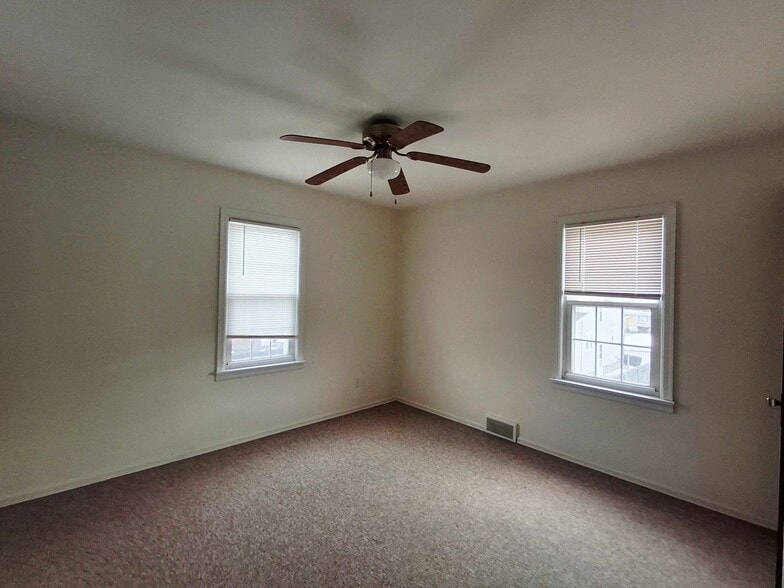 Building Photo - 543 Dresden Ave