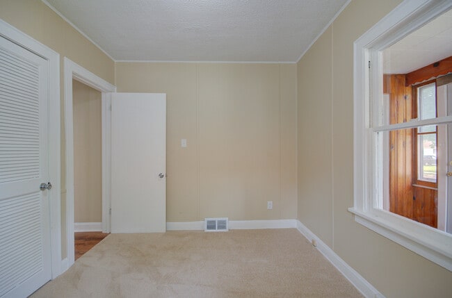 Building Photo - 1318 N Prairie Ave