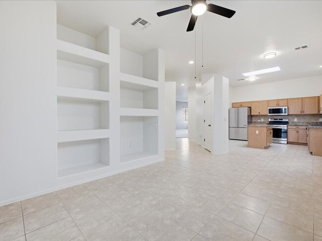 Building Photo - 601 E Pima Meadows Dr