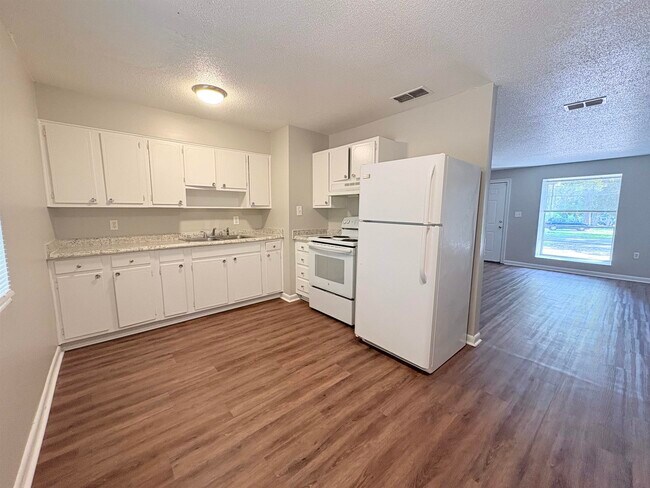 Building Photo - 2922 Oakwood Dr