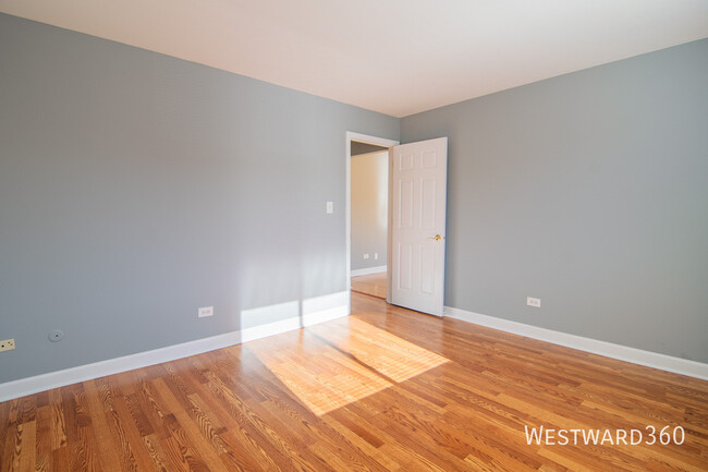 Building Photo - Crestwood 2 bedroom apartment. In unit lau...