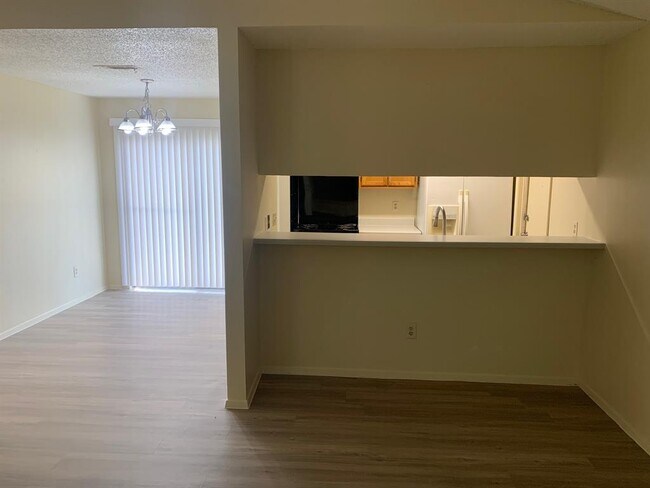 Building Photo - 523 Greenlawn Blvd