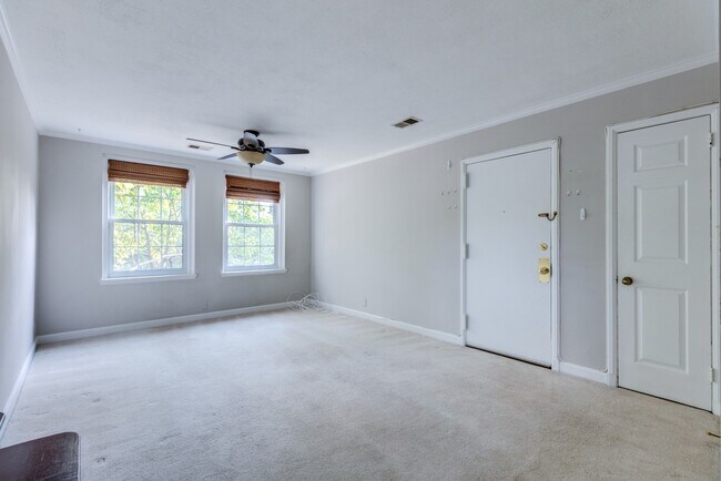 Building Photo - Gorgeous End Unit 2 Bedroom 2 Bath Near Sh...