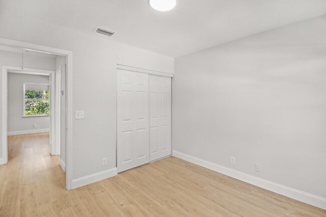 Building Photo - 4722 Lakeside Cir