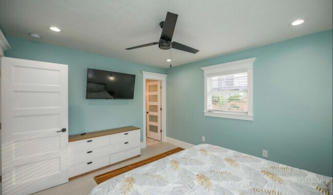 Building Photo - 613 Fern St