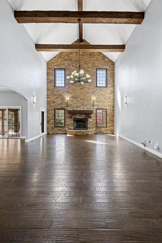 Building Photo - 5 Bedroom Dream Home!