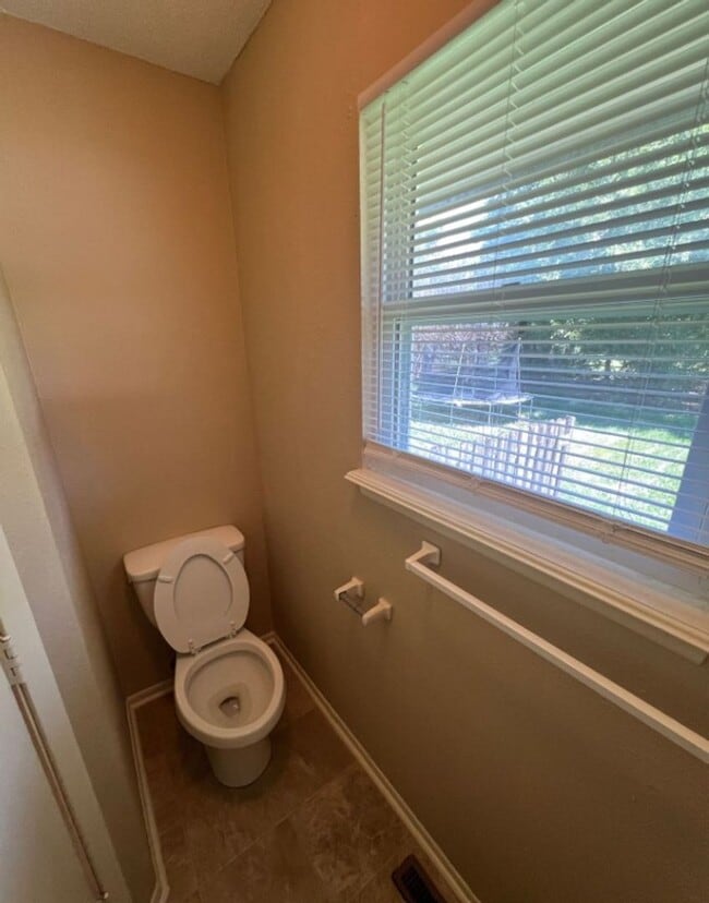 Building Photo - Spacious Split Level Duplex in Lee’s Summit!