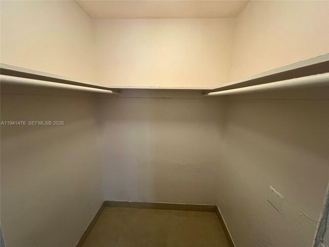 Building Photo - 6900 N Kendall Dr