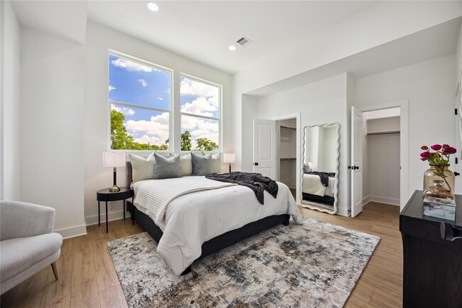 Building Photo - 835 A Rachel St