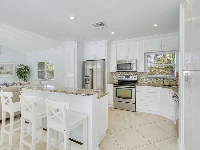 Building Photo - 1310 Manor Dr