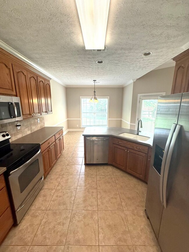 Building Photo - ** 4 bed 2 bath located by Prattville High...