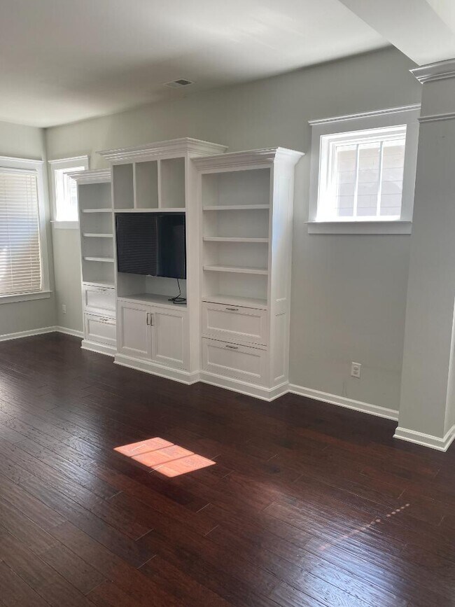 Building Photo - 4221 Courtly Ln