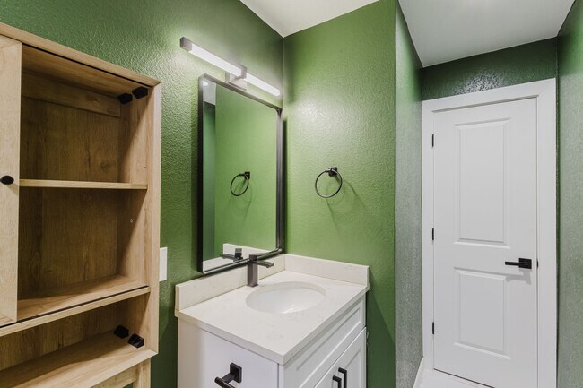 Building Photo - Great updated house in Southeast Denver near Cherry Hills!