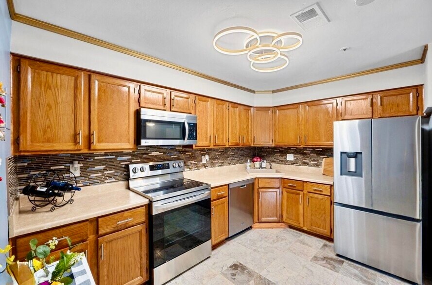 Kitchen with new appliances - 8707 Grasmere Ct