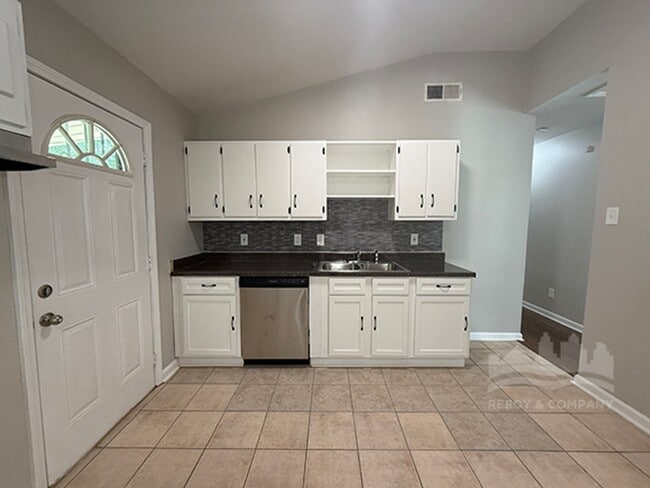 Building Photo - 2076 Willow Wood Ave