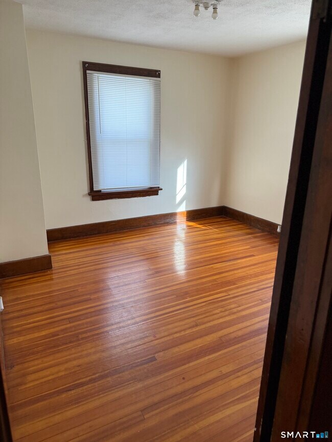 Building Photo - 5 Gardners Ln