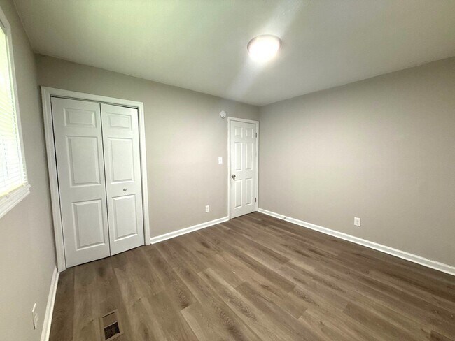 Building Photo - 7923 Shinn Dr